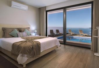 Villa Camacho xiv has Balcony rooms