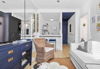 1 BR King Suite/pool/ocean/ parking /private WiFi allows 18 year olds to book a room