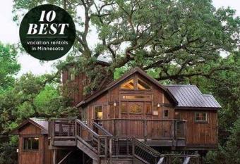Treehouse Farm Lodging LLC has Balcony rooms