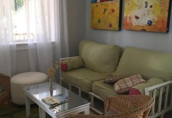 Cozy ,artistic cottage in a garden setting close to the beach and hiking trails. has Balcony rooms