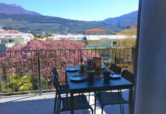 Appartamento Lido allows 18 year olds to book a room