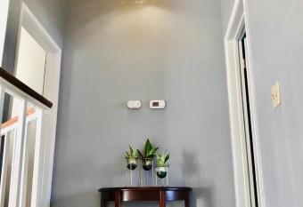 Hood Haven has Balcony rooms