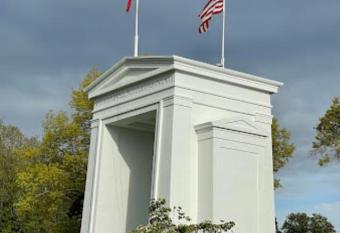 New 1 bedroom studio close Peace Arch & White Rock allows 18 year olds to book a room