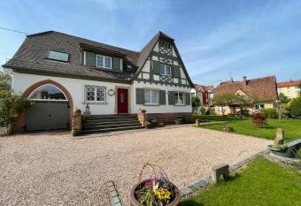 Le H  tre Rouge & spa has rooms with a private hot tub