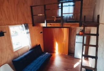 Caba  a en parcela allows 18 year olds to book a room