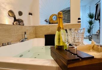 Le Petit Bijou di Dolceacqua, per un momento romantico allows 18 year olds to book a room