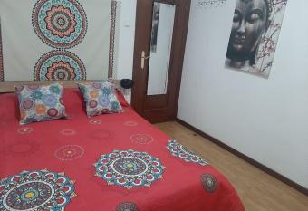 Big Flat in the typical local tapas area !Van Dyck! allows 18 year olds to book a room