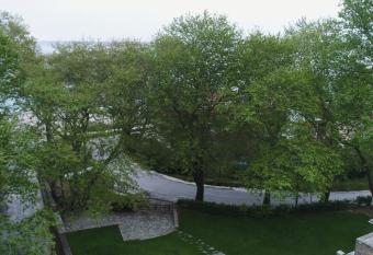 Flori s Apartment with big yard and seaview has Balcony rooms