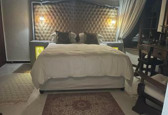 Oak Tree Lodge, Beaulieu, Kyalami has rooms with a private hot tub