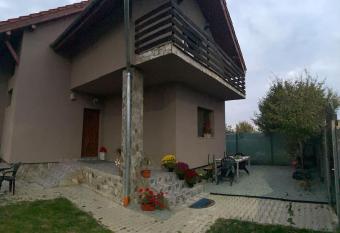 Vila primitoare in apropiere de aeroport has Balcony rooms