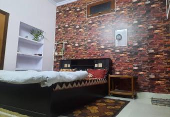 2BHK AIRPORT 5KM ,RAILWAY STATION 5KM allows 18 year olds to book a room