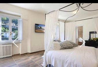 Hotel Corona has Balcony rooms