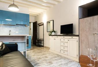 Grazioso appartamento con giardino verticale allows 18 year olds to book a room