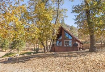 Megans Mountain Getaway has Balcony rooms