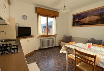 DOLOMITI HOUSE 8 has Balcony rooms