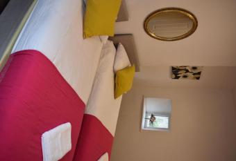 Braillen Suite- 2 bedroom with kitchenette and bathroom allows 18 year olds to book a room