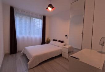 Calme chambre Maya has rooms with a private hot tub