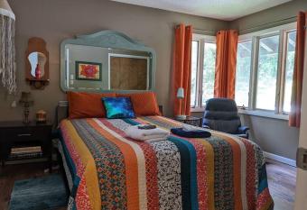 Gypsy Treehouse has Balcony rooms