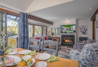 Three Kings and A Little Bling has Balcony rooms