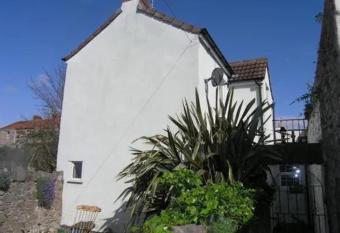 Characterful Cottage near the Sea, Beach, Pier & Shops has Balcony rooms