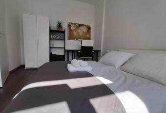 Apartment Voria allows 18 year olds to book a room