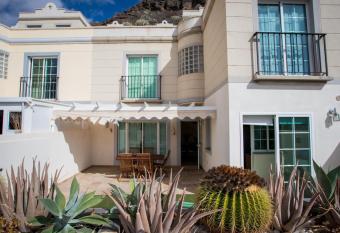 Orqu  dea Holiday Modern House has Balcony rooms