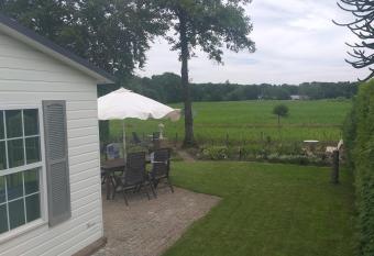 tuinfluiter 50 has Balcony rooms