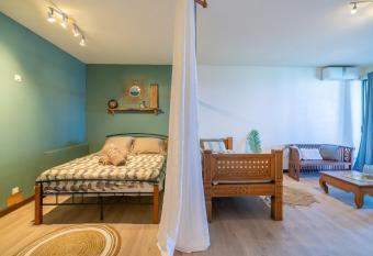 Cocooning Hills Studio in Papeete has Balcony rooms