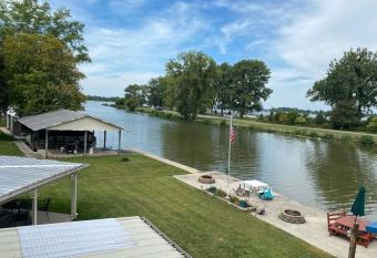 Sunset Hideaway located on no wake canal w/close access to boat launch&main lake has Balcony rooms