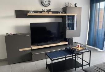 Jolie T2 dans village proven  ale allows 18 year olds to book a room