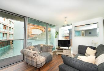 Beautiful 2-Bed Apartment in Liverpool City centre has Balcony rooms