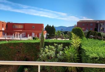 chambre lit 2 personnes dans appartement du logeur has Balcony rooms