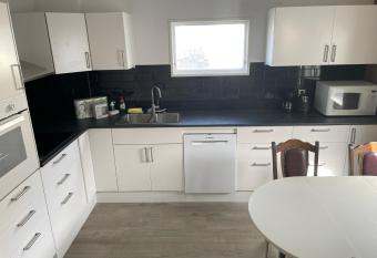 Villa med 5 sovrum has rooms with a private hot tub