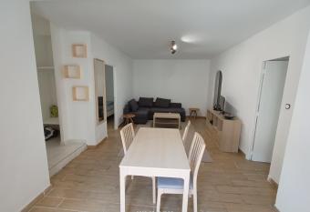 T2 r  nov   en RDC avec cour, Intra Muros Avignon allows 18 year olds to book a room