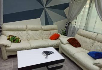 LE BON PORT has rooms with a private hot tub