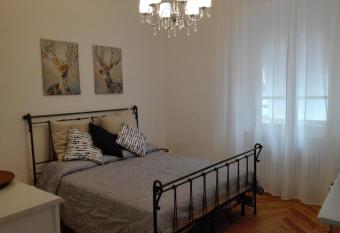 IL SOLE Villino centro storico, giardino, free parking has Balcony rooms