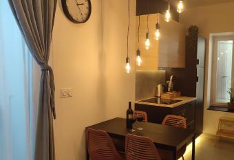 Cocon Lux au centre de Voiron has Balcony rooms