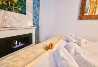 Royal mansion in Unirii Square has rooms with a private hot tub