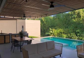 Villa de Lujo con Piscina, Jacuzzi, Turco y BBQ has Balcony rooms