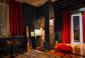 Private Rooms City Center allows 18 year olds to book a room