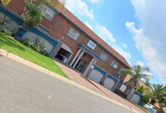 The Lakehouse BnB has Balcony rooms