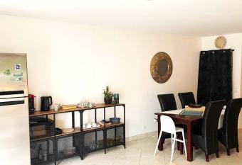 Suite tout confort 80m2, cosy et   l  gante has Balcony rooms