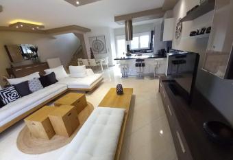 Homing Volos Exclusive Luxury Residence has rooms with a private hot tub