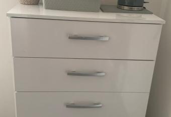 BYRON SQUARE COTTAGE has rooms with a private hot tub