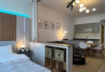 guvenli bir rezidans allows 18 year olds to book a room