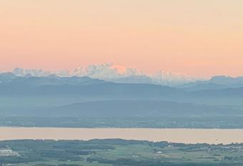 La Rom  ly allows 18 year olds to book a room