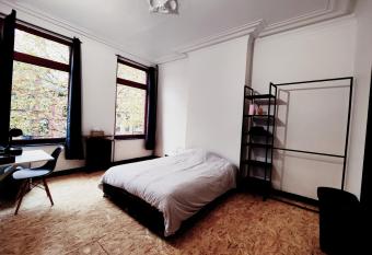 Private industrial room 2 in center of Charleroi allows 18 year olds to book a room