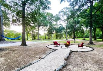 Unwind & Relax at Azalea Cottage on Bayou has Balcony rooms