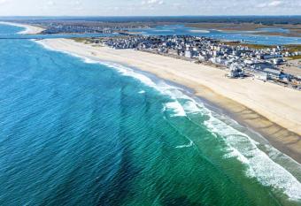 Luxury Suite in the Heart of Hamptons South Beach! allows 18 year olds to book a room