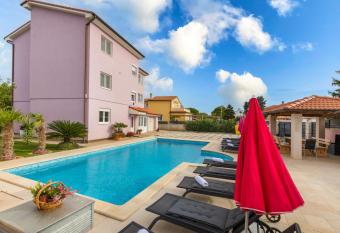 Vila Ana Apartman 1 has Balcony rooms